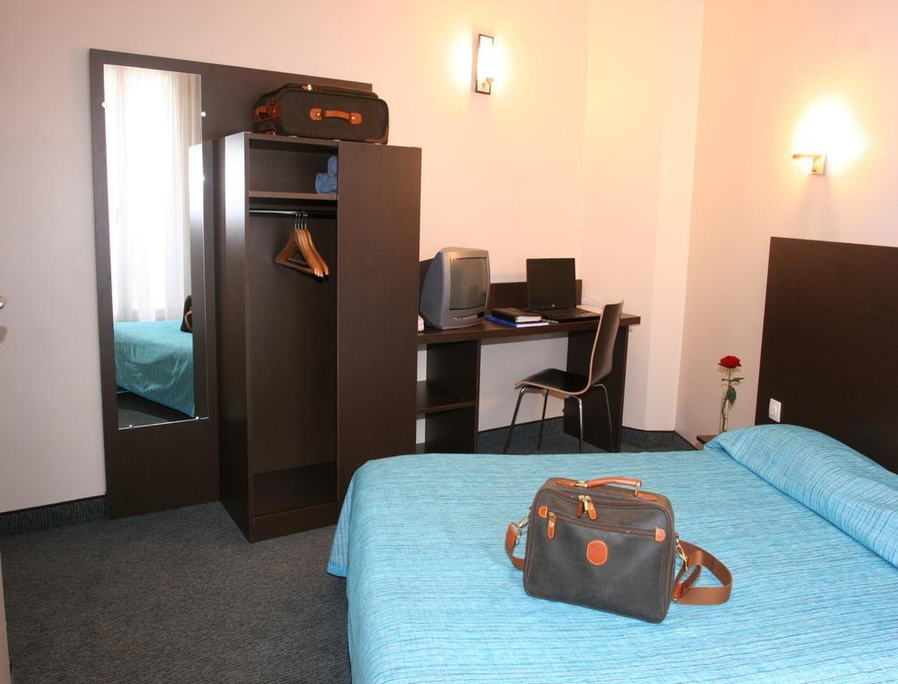Hotel Amarys Simart Paris Quarto foto